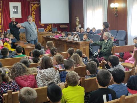 Los niños y niñas del colegio de la Misericòrdia visitan el Ayuntamiento