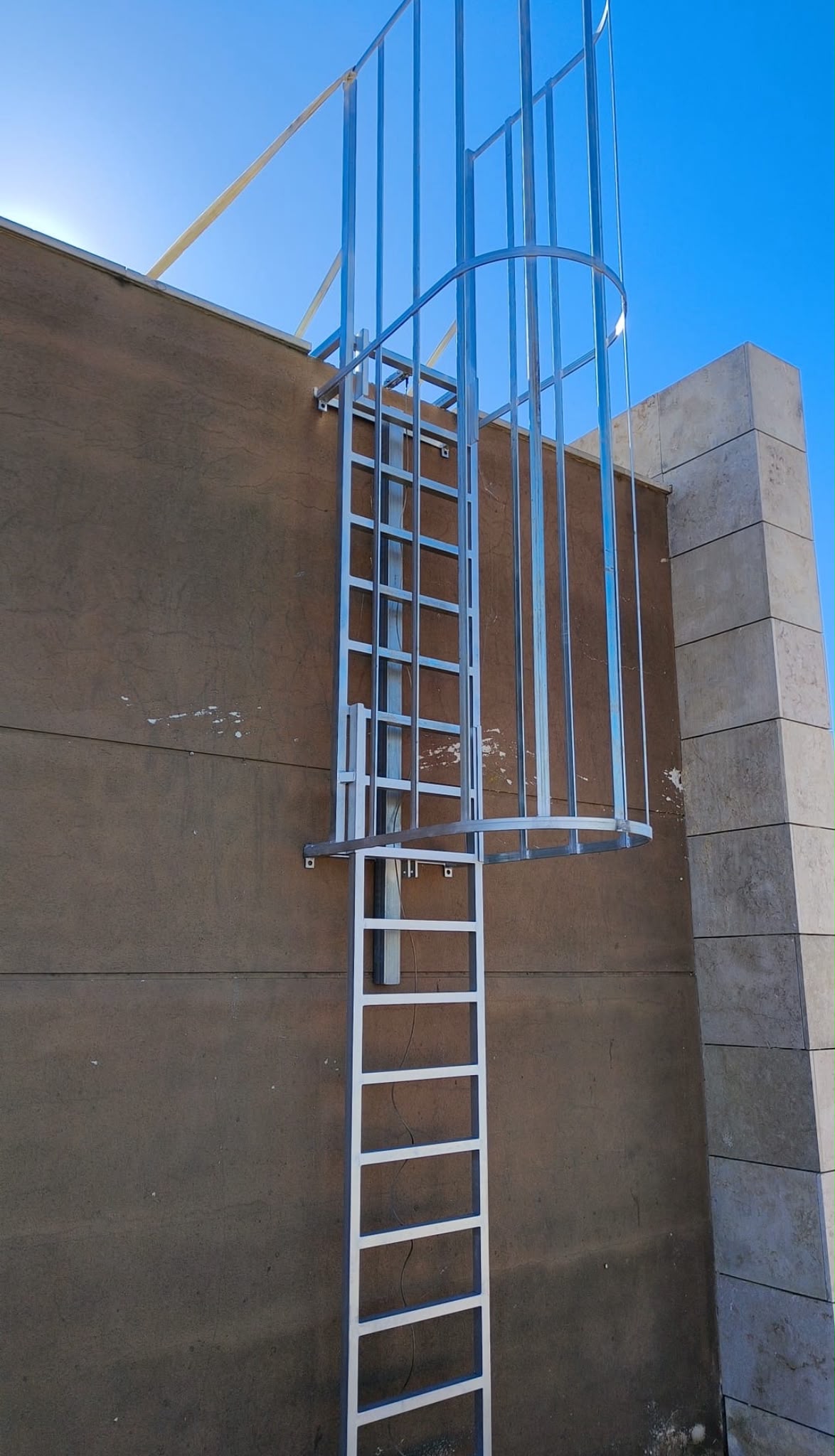 Vinaròs mejora la seguridad en la Ciudad Deportiva con una nueva escalera fija