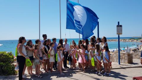 Hissada de la bandera blava a la platja Fora Forat