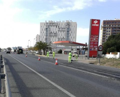 Comencen les feines de millora de l'asfalt a l'antiga N-340