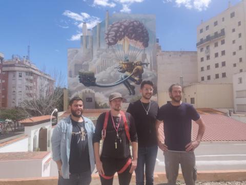 El mural de la segona edició de Vinaròs Art Urbà ja llueix a la façana de l'edifici de la Biblioteca