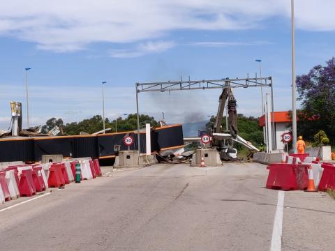 Empiezan los trabajos de derribo del peaje Vinaròs-Ullecona de la AP-7