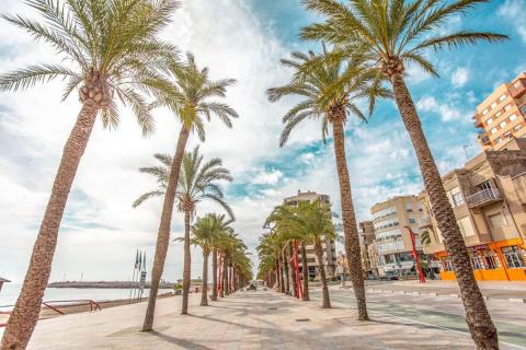 Vinaròs adequa el passeig marítim