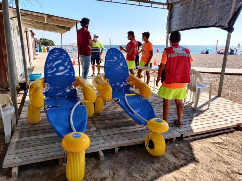 Vinaròs renueva las sillas anfibias y las muletas de las playas