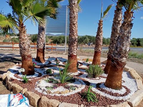 Los alumnos del programa Et Formem adecuan el parque de la Paret Blanca