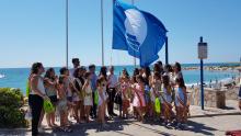 Hissada de la bandera blava a la platja Fora Forat