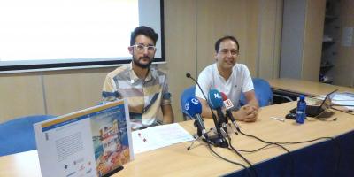 El regidor Marc Albella amb l'escriptor Ivan Carbonell