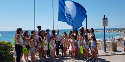 Hissada de la bandera blava a la platja Fora Forat