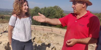 La regidora de Cultura, Anna Fibla, visita el jaciment del poblat iber del Puig de l'ermita