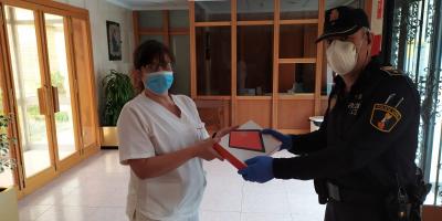 L’Ajuntament entrega tauletes als usuaris de la residència Sant Sebastià