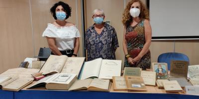 La Biblioteca Municipal recibe una donación de la vinarocense Rosario Alfonso