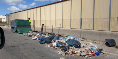 El Ajuntament ruega civismo a los vecinos en la hora de tirar la basura