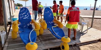Vinaròs renueva las sillas anfibias y las muletas de las playas
