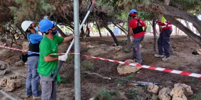 Els alumnes del taller "Et Formem" adeqüen el bosc mediterrani del passeig de Fora del Forat
